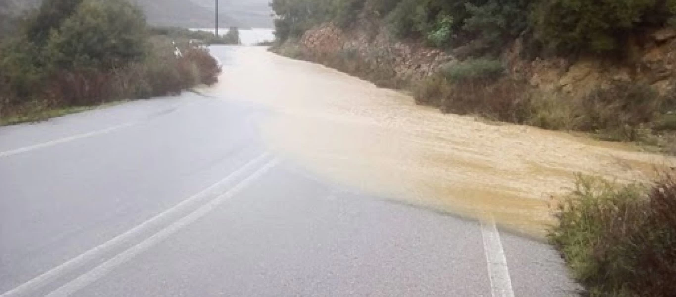 Από παρακαμπτήριες η κυκλοφορία στην επαρχιακή Τρικάλων λόγω υπερχείλισης του Πηνειού